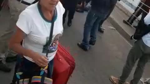 Hombres de la Guardia Venezolana rompieron la barrera y desertaron 3