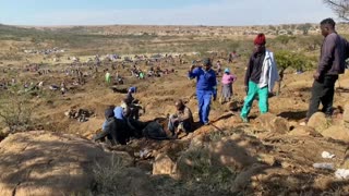 Miles de personas desentierran supuestos diamantes en Sudáfrica