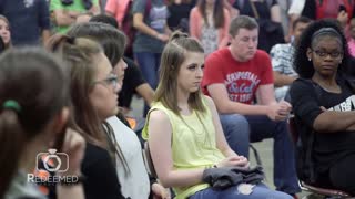 Soldier surprises daughters and his mother after 400 day deployment