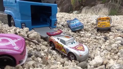 13 minicars & blue convoy! Play on the lake.