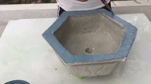 CEMENT IDEAS VERY EASY Make hexagonal flower pots from plastic baskets(1080)p