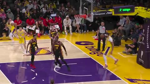 NBA - LeBron dishes to Reaves who lobs it to AD for the slam! 💪