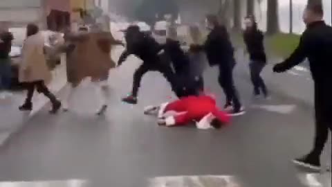 Muslim Turks in Germany atack Santa Claus man while he is on the ground