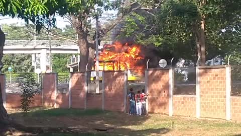 Encapuchados queman bus en la Universidad de Córdoba