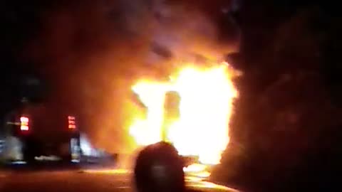 Delincuentes incendiaron un camión en carreteras de Santander