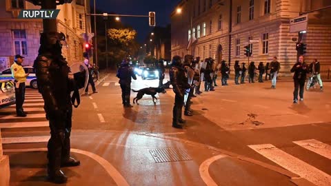 Slovenia: Protesters scuffle with police amid ongoing COVID-19 protests in Ljubljana - 20.10.2021