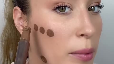 Charlotte Tilbury Hollywood Easy Contour Light Face Sculpting Wand