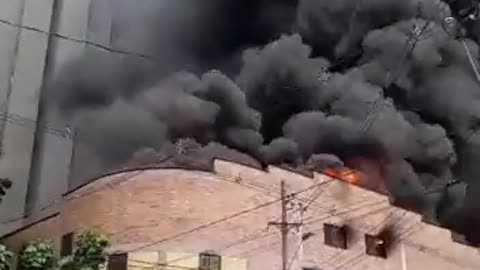 Fuerte incendio en una fábrica de colchones
