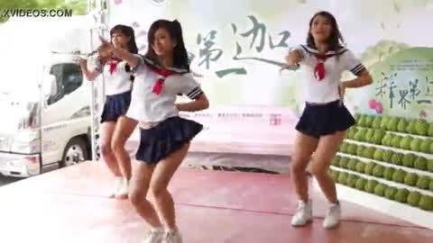 Japanese women dance very beautifully