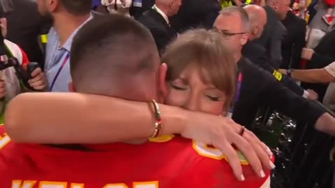 Taylor Swift and Travis kelce kiss