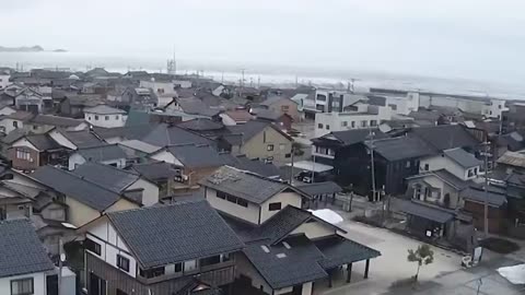 Japan tsunami waves after earthquake | Raw video