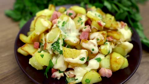 Recipe for delicious fried potatoes with bacon.