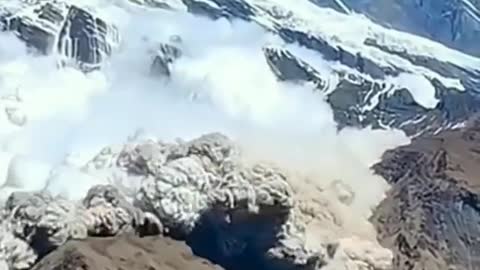 Massive avalanche strikes mustang Area in nepal