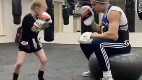 Incredible_Boxing_Skills_by_a_Little Girl_-_1286673-2(360p)