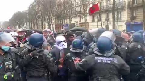 Scuffles and clashes mark Yellow Vests protest in Paris