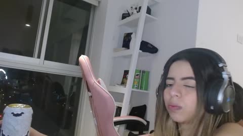 Twitch streamer having sex and replying to chat at same time
