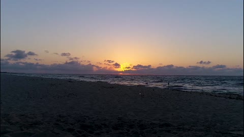 Sunrise over water - Time Lapse