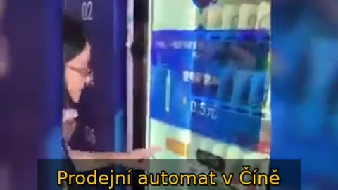 Prodejní automat v Číně používá k autorizaci platby rozpoznávání obličeje.