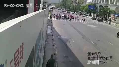 【中国】の「日常的な光景」路上監視カメラの映像より。横断歩道を渡っている大勢の人たちに。