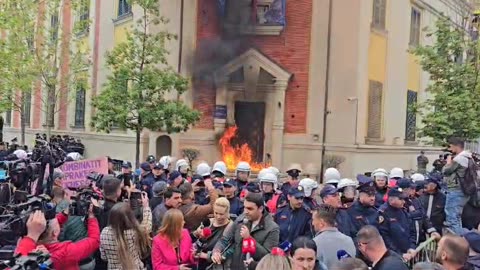 Protestuesit hedhin bomba molotov, përfshihet nga flakët hyrja e bashkisë së Tiranës