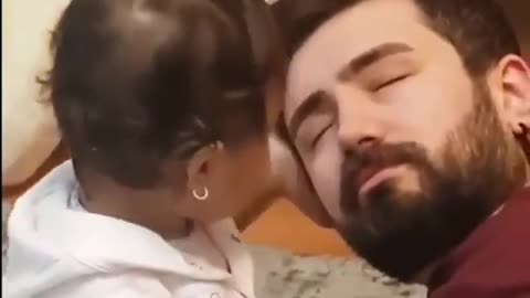 Bebê brincando com pai