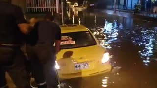 Rescatan taxi de arroyo en San Pedro.