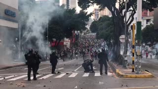 Esmad atacando manifestantes cra 27