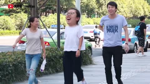 Top 10 Funniest Pranks in China 10个最有趣的街头测试！