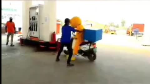 Teddy bear bakchodi prank on pizza delivery bike 😁😝😜petrol pump funny prank 😅🤣😭😂