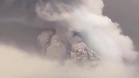 Local authorities warn that the eruption of the Ruang volcano in Indonesia could