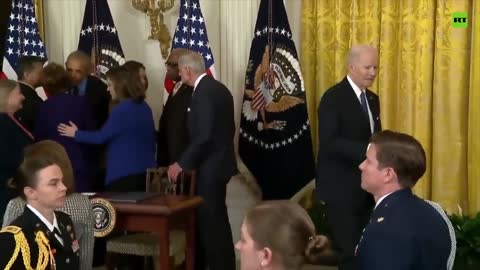 Ecco chi comanda davvero gli USA e non è Joe Biden ma...Il momento imbarazzante di Biden lasciato solo durante un ricevimento a Washington.Quando la riunione dei politici finì,i presenti nella stanza si avvicinarono a Obama...TRATTO DA UNA STORIA TRISTE