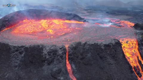 ICELAND volcano real sound! Close approach near the crater edge in full eruption mode
