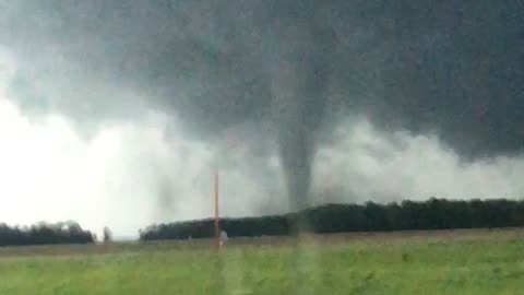 Vehicle speeds away from incoming tornado in Indiana