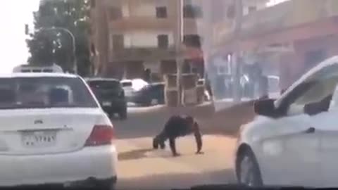شاهد بالفيديو.. مواطن سوداني بالخرطوم يفاجىء سائقي السيارات بفعل غريب في منتصف الطريق