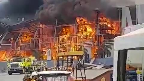 Massive fire at a warehouse in Colombia