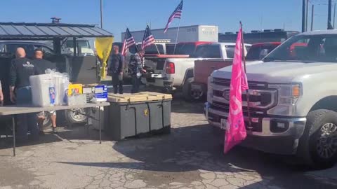 Americans providing free home cooked food to US convoy for freedom