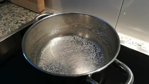 Time-lapse pot of boiling water. Zeitraffer-Topf mit kochendem Wasser.