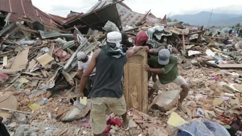 Indonesia amplía hasta viernes operaciones de rescate tras sismo en Célebes