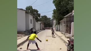 People fall for the dead ball game on the streets of Colombia - PRANK