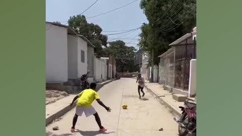 People fall for the dead ball game on the streets of Colombia - PRANK