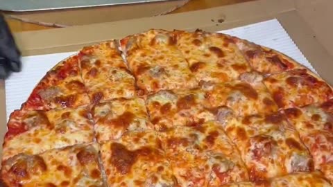 Very crispy 🤤 🤤 😋 and 😋 😋 Chicago Cracker 🍘 Thin Pizza 🍕🍕