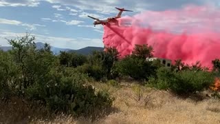 LAT Airplane Drops Retardant Near Firefighters on Wildfire