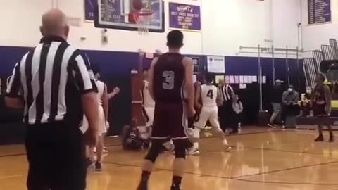 Bro hit the defender with a MEAN hesi 😳 #basketball #hezi #highschoolbasketball