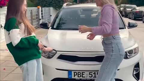 CRAZY PRUNK WITH AN REAL HAND -- She was so scared!🤣 -- Cool TikTok pranks for your friends #shorts