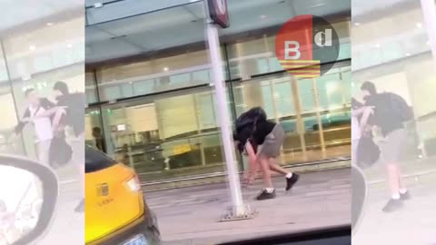 Un ladrón intenta robar la mochila a un viajero en el Aeropuerto
