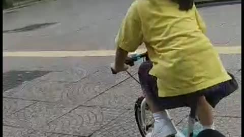Pepper's World: Kids Biking 2km in 5 minutes (Hong Kong)