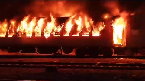 Uttar Pradesh |Fire broke out in the sleeper coach of the #NewDelhi