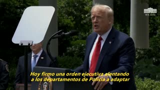 Trump firma un decreto para incentivar buenas prácticas de la Policía