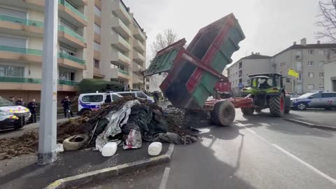 French farmers continue protesting💩