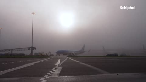 Vliegtuigen in de mist op Schiphol